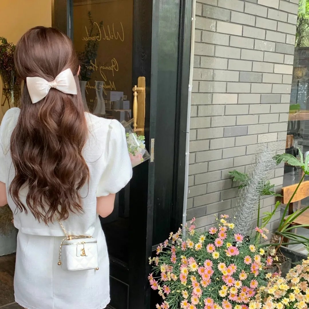 她自林中来
